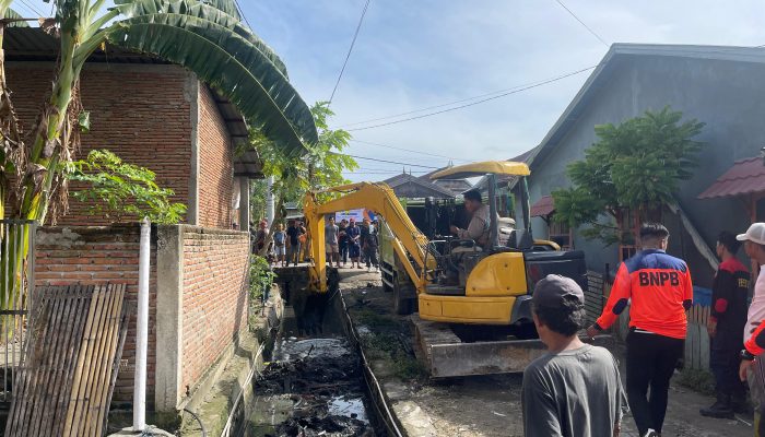 Satpol PP Polman Sejumlah OPD Lainnya Bahu Membahu Bersihkan Drainase di Desa Kenje Campalagian