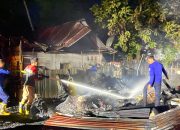 Tiga Unit Rumah di Takatidung Terbakar, Damkar Berjuang Padamkan Api Dini Hari 10 IMG 20251223 WA0004