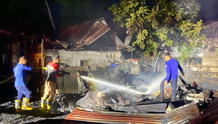 Tiga Unit Rumah di Takatidung Terbakar, Damkar Berjuang Padamkan Api Dini Hari