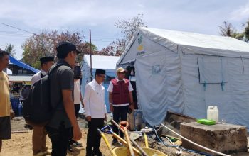 Bupati Polman Beri Bantuan Pribadi Untuk Korban Bencana di Takatidung