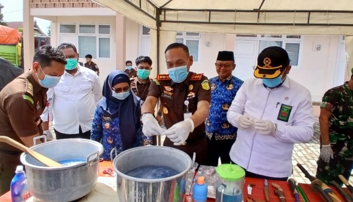 Kejari Polman Musnahkan Barang Bukti Narkotika dan Sajam