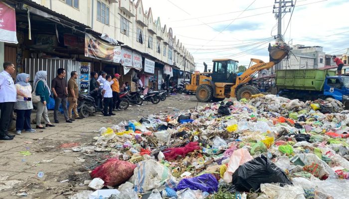 Ketua dan Anggota DPRD Polman Turun Tangan Atasi Tumpukan Sampah di Pasar Wonomulyo