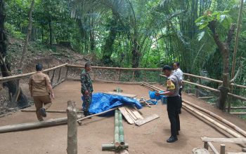 Polsek Polewali, Babinsa dan Lurah Sulewatang Musnahkan Arena Judi Sabung Ayam 5 IMG 20260112 WA0015