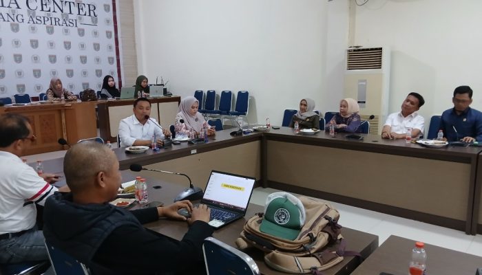 Benahi Jalan ke TPA Sementara, Ketua DPRD Polman Sumbangkan 30 Truk Timbunan Sertu