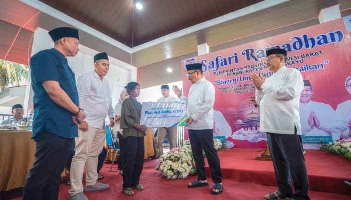 Pemprov Sulbar Bagikan 700 Paket Ramadan Ke Warga Pasangkayu