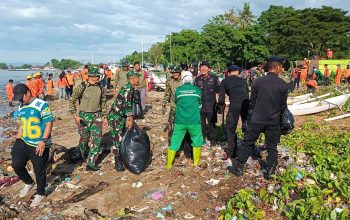 TNI-Polri dan Pemda Gelar Karya Bakti Bersih Pantai Bahari Polewali