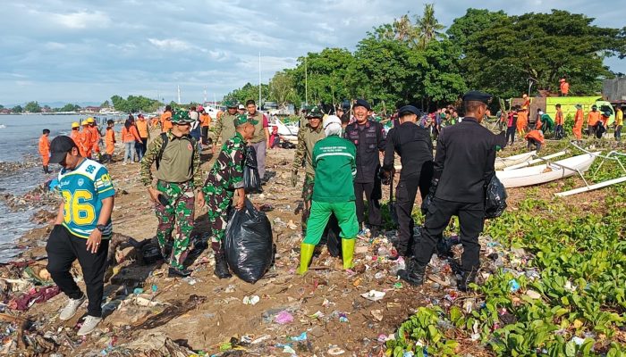 TNI-Polri dan Pemda Gelar Karya Bakti Bersih Pantai Bahari Polewali
