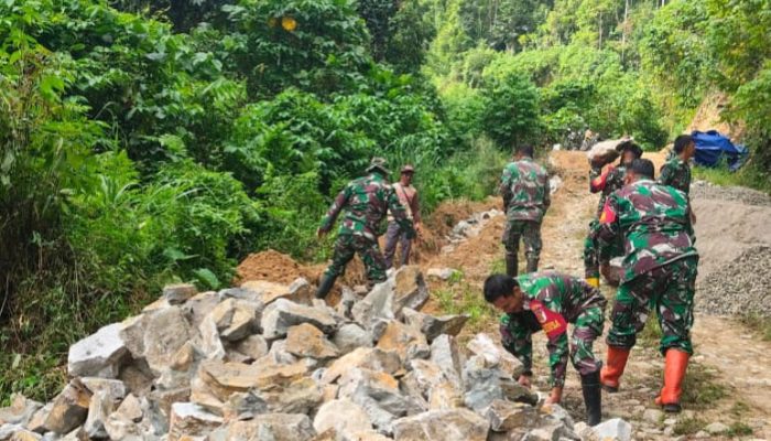 Pra-TMMD ke-127, Anggota Kodim 1402/Polman Mulai Bangun Talud Jalan Poros Bulo–Lenggo