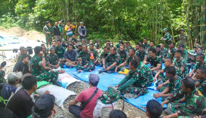 “Mereka Saudara Kita” – Pesan Menggetarkan Dansatgas TMMD di Lokasi Rabat Beton