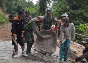 TMMD Ke-127: Dansatgas Turun Lapangan Dorong Material Rabat Beton