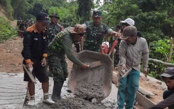 TMMD Ke-127: Dansatgas Turun Lapangan Dorong Material Rabat Beton