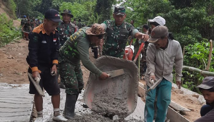 TMMD Ke-127: Dansatgas Turun Lapangan Dorong Material Rabat Beton