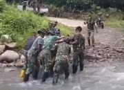 Di Tengah Deras Sungai, Satgas TMMD Bantu Suplai Pangan Warga Lenggo