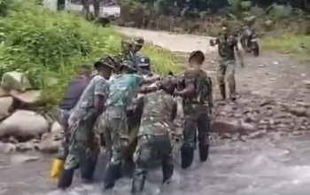 Di Tengah Deras Sungai, Satgas TMMD Bantu Suplai Pangan Warga Lenggo
