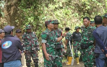 Tinjau Pengecoran Jalan Bulo–Lenggo, Danrem 142/Tatag Apresiasi Gotong Royong TNI dan Warga