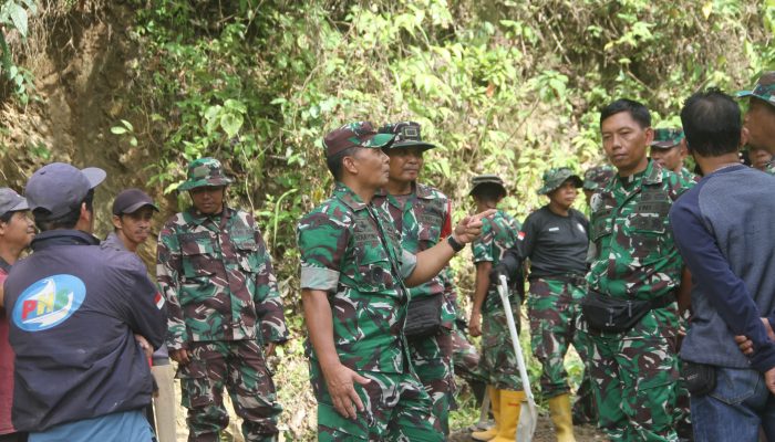 Tinjau Pengecoran Jalan Bulo–Lenggo, Danrem 142/Tatag Apresiasi Gotong Royong TNI dan Warga