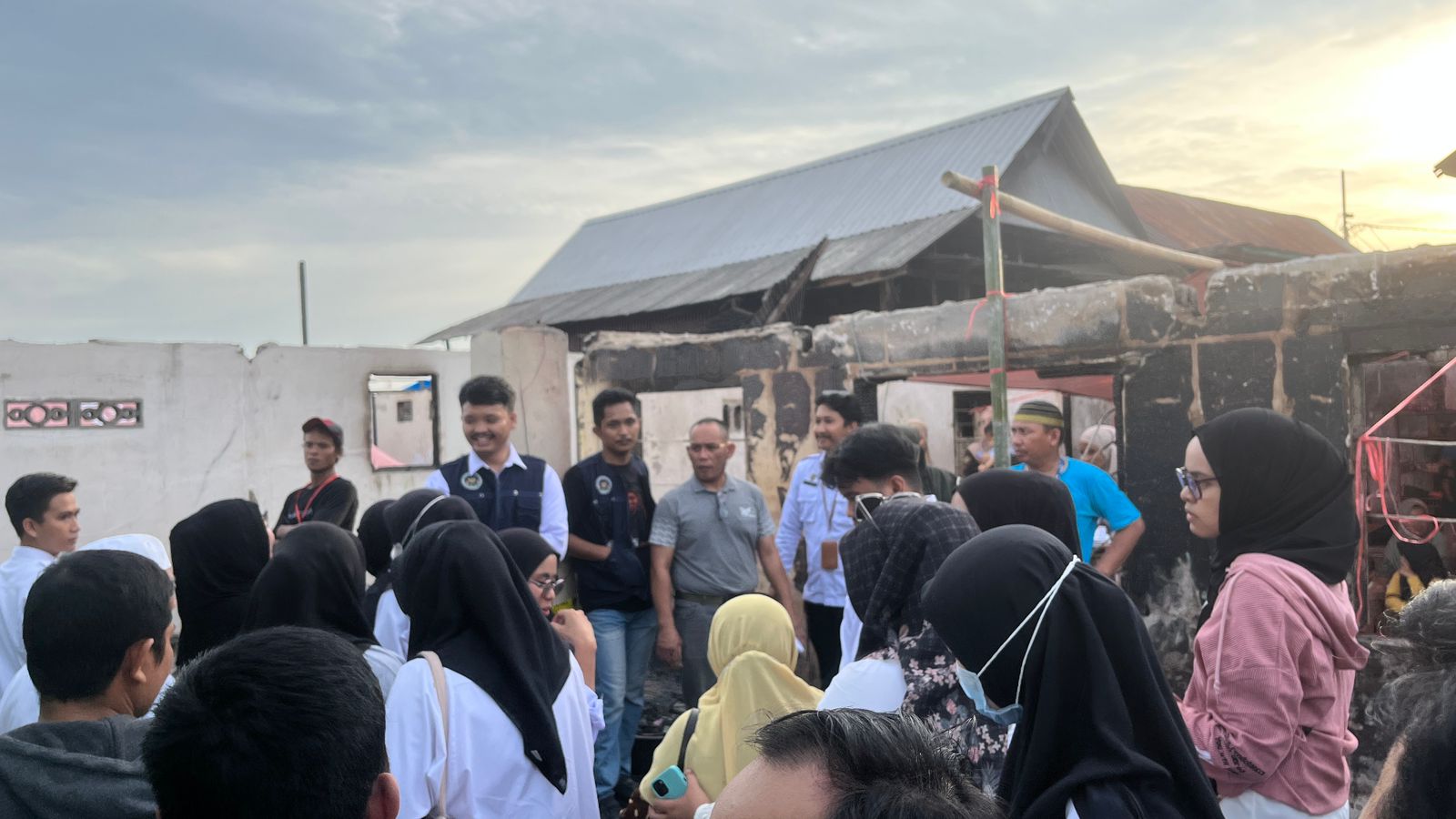 Di Tengah Abu dan Air Mata, Uluran Tangan SPPG dan SPPI se Polman Hadir untuk Galung Tuluk 2 IMG 20260302 WA0022