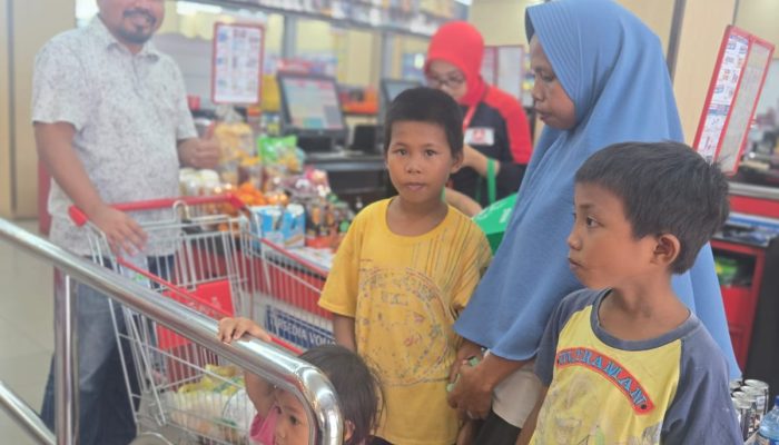 Irfan Pahri Putra Ajak Ibu Hermis dan Anaknya Belanja