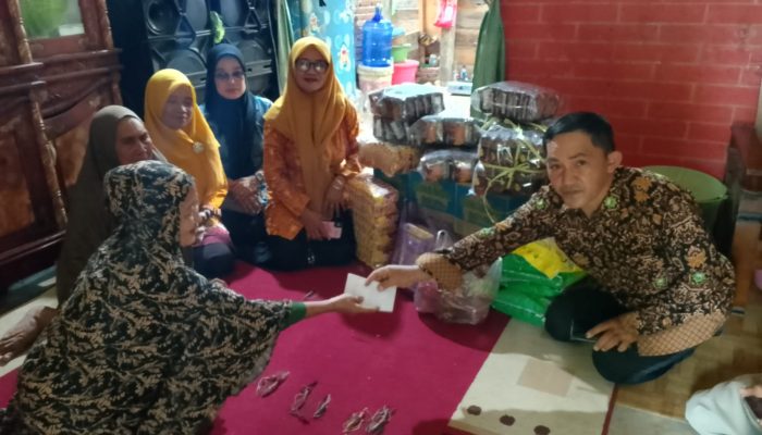 Guru Agama Islam Polman Donasi untuk Warga Kurang Mampu di Bulubawang