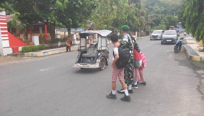 Sentuhan Humanis Provost Kodim 1402/Polman, Bantu Seberangkan Siswa di Depan Sekolah