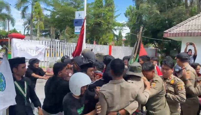 Unjukrasa Peringatan Hardiknas di Depan Kantor Bupati Polman Diwarnai Kericuhan