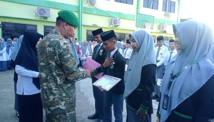 Dandim Polman Jadi Inspektur Upacara di MAN 1 Polman, Tanamkan Disiplin dan Cinta Tanah Air