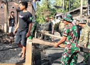 TNI Bantu Warga Bersihkan Puing Kebakaran di Matakali