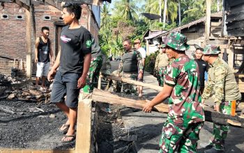 TNI Bantu Warga Bersihkan Puing Kebakaran di Matakali