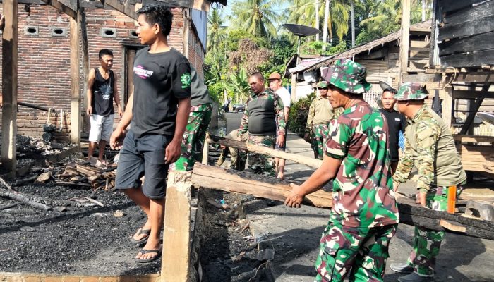 TNI Bantu Warga Bersihkan Puing Kebakaran di Matakali