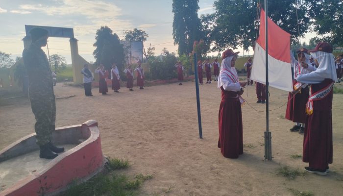 Personel Kodim 1402/Polman Jadi Inspektur Upacara di Sejumlah Sekolah, Tanamkan Nasionalisme Pelajar