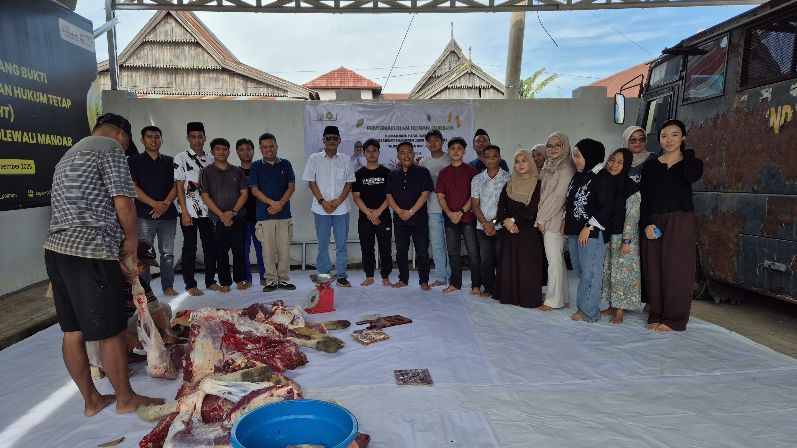Hari Raya Idul Adha, Kejari Polman Tebar 150 Paket Daging Kurban untuk Warga 2 IMG 20260527 WA0017 scaled