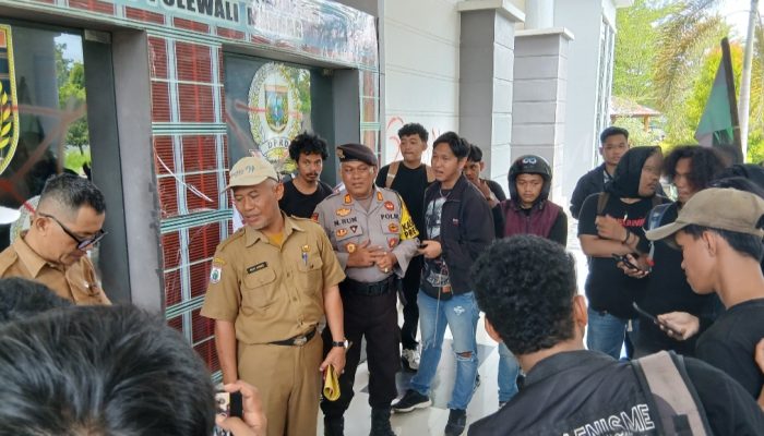 Sekwan Sesalkan Aksi Coret Dinding Gedung DPRD Polman