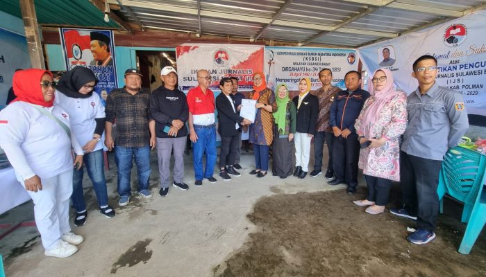 Kepala Badan Kesbangpol Polman Serahkan SKK IJS DPW Kabupaten Polman