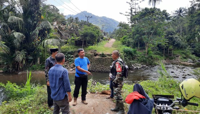 Dandim Polman Survei Lokasi Pembangunan Jembatan Perintis Garuda di Desa Tapua
