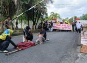 Tagih Janji Bupati, Mahasiswa PMII Polman Gelar Aksi Teatrikal Pasien Ditandu