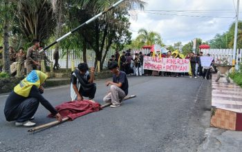 Tagih Janji Bupati, Mahasiswa PMII Polman Gelar Aksi Teatrikal Pasien Ditandu
