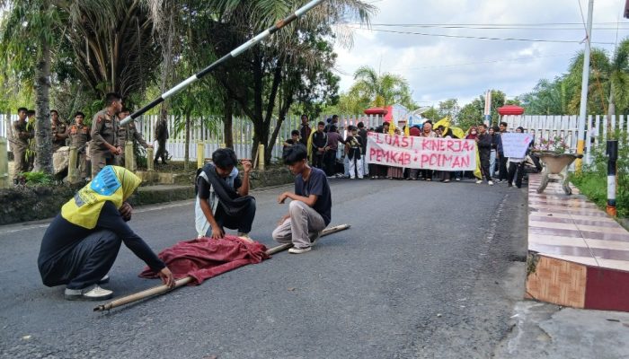 Tagih Janji Bupati, Mahasiswa PMII Polman Gelar Aksi Teatrikal Pasien Ditandu