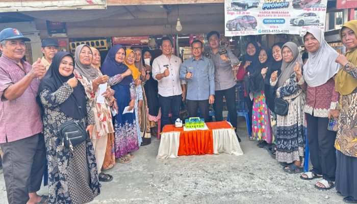 Bupati Polewali Mandar Serahkan Bantuan Modal UMKM di Kelurahan Manding