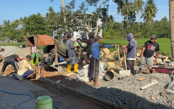 Tak Kunjung Mendapat Perhatian Pemda, Warga Patungan Perbaiki Jalan Rusak di Kuajang