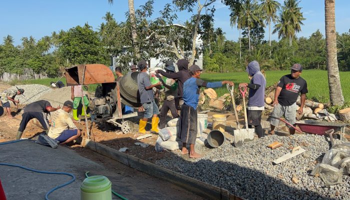 Tak Kunjung Mendapat Perhatian Pemda, Warga Patungan Perbaiki Jalan Rusak di Kuajang