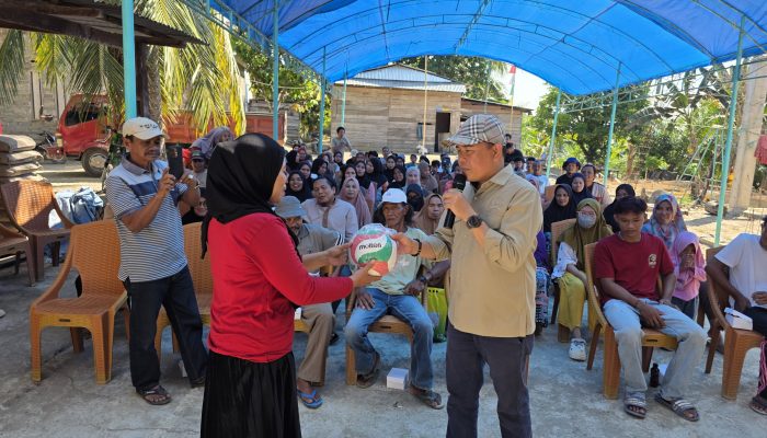 Anggota Komisi IV DPR RI Ajbar, Serap Aspirasi Warga Desa Losso dan Serahkan Bantuan