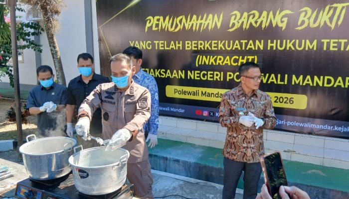 Kejari Polman Musnahkan Barang Bukti 96 Perkara Berkekuatan Hukum Tetap