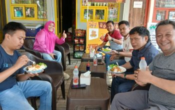 Nikmatnya Nasi Goreng Kampung di Kedai Manara Alun-Alun Pekkabata