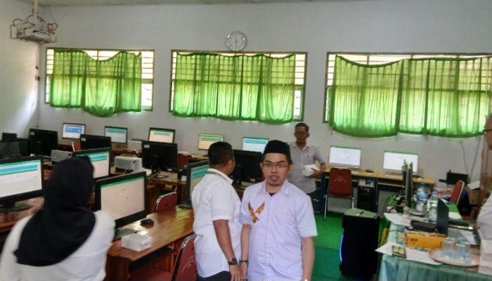 Peserta CAT Pilkades Sempat Dibantu Petugas