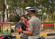 Sasar Pengguna Jalan, Satlantas Polres Polman Bagikan Ribuan Masker