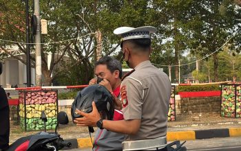 Sasar Pengguna Jalan, Satlantas Polres Polman Bagikan Ribuan Masker