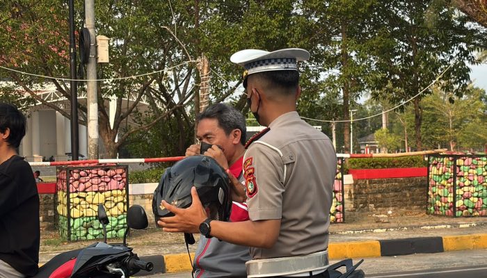 Sasar Pengguna Jalan, Satlantas Polres Polman Bagikan Ribuan Masker